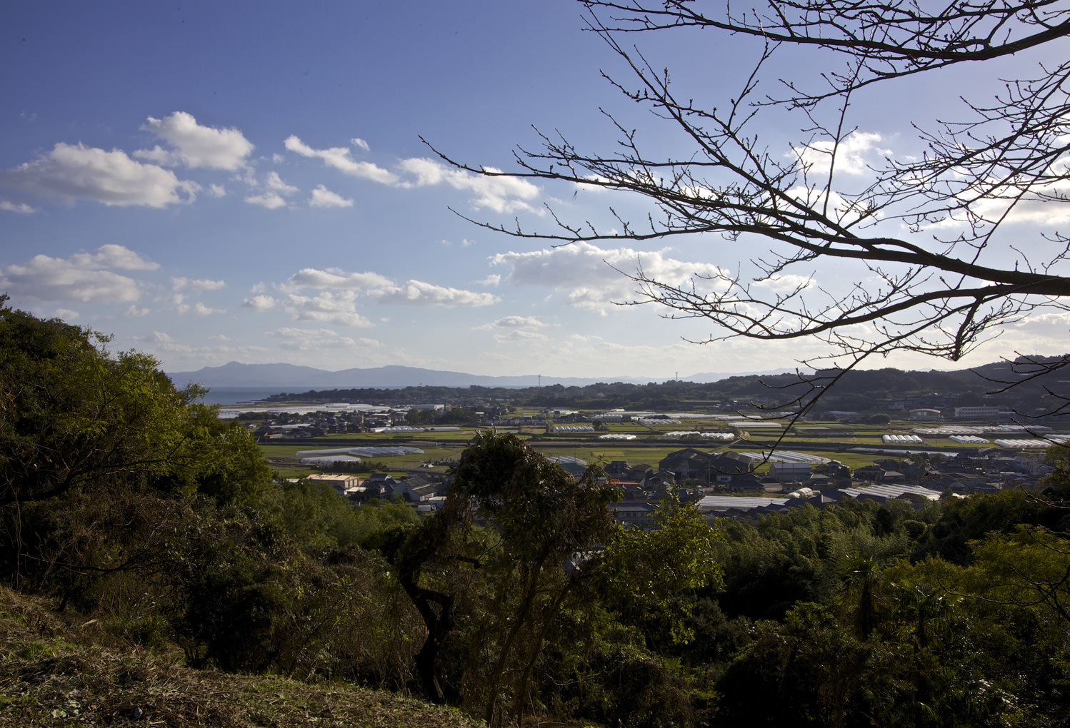나가사키와 아마쿠사지방의 ‘잠복 크리스천’ 관련 유산에 관한：히노에성 혼마루터에서 예전의 성 밑 시내 방면을 바라보다
