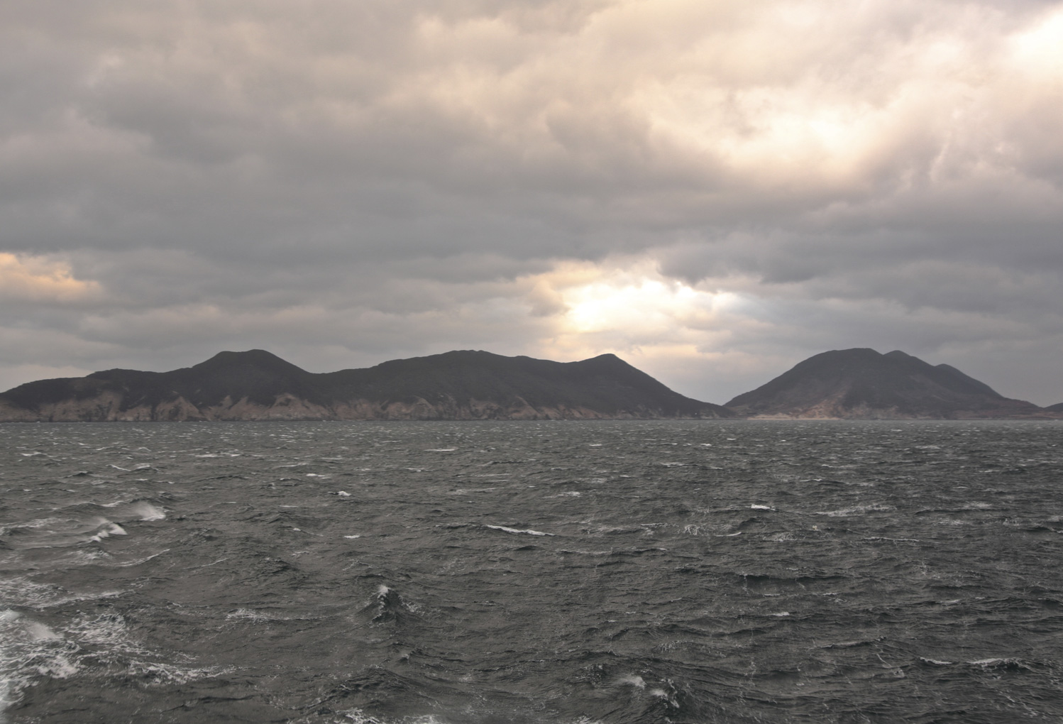 長崎と天草地方の潜伏キリシタン関連遺産：野崎島を海上より見る
