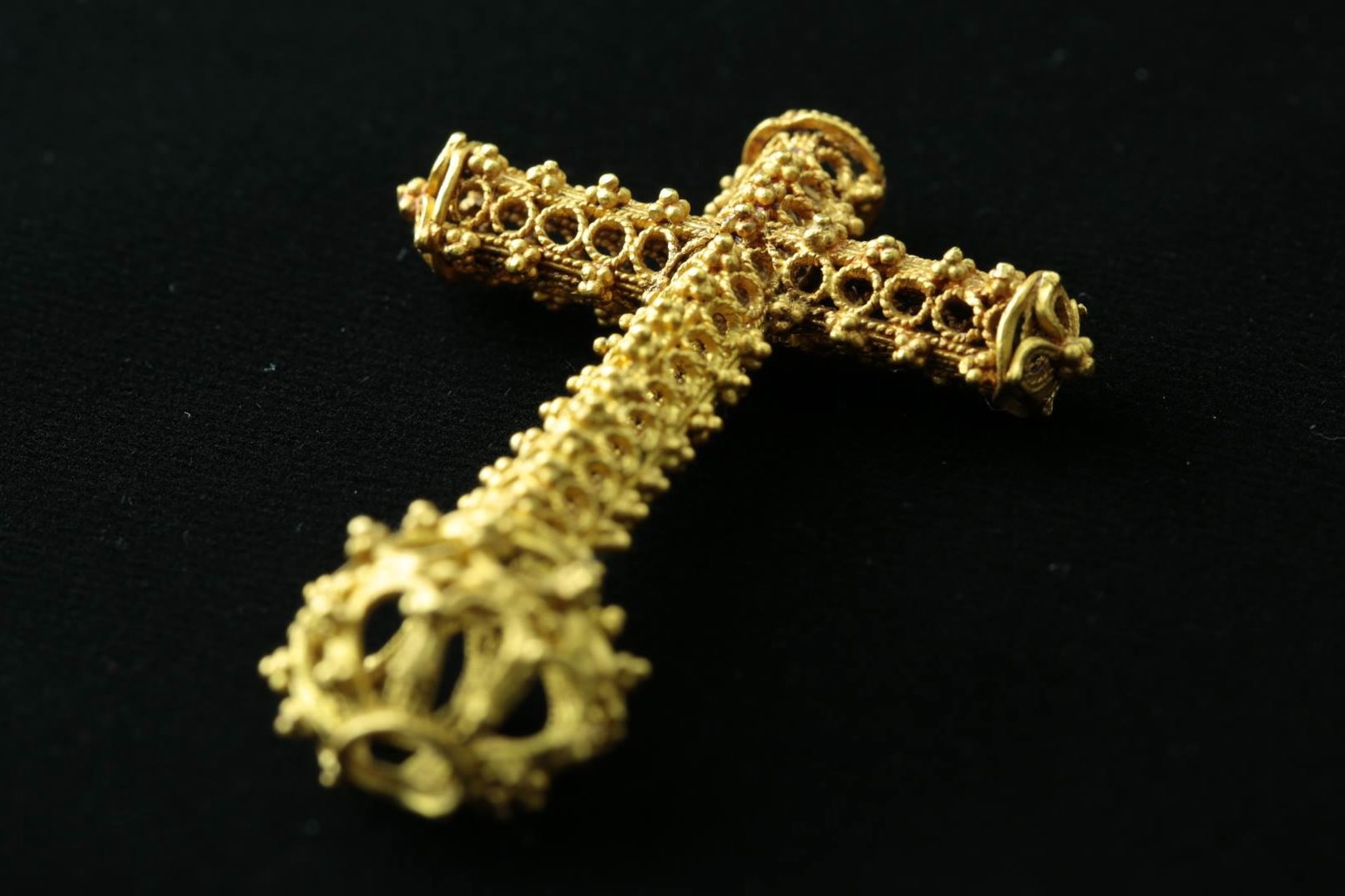 나가사키와 아마쿠사지방의 ‘잠복 크리스천’ 관련 유산에 관한：하라성에서 출토된 ‘황금 십자가’ (남만문화관 소장)