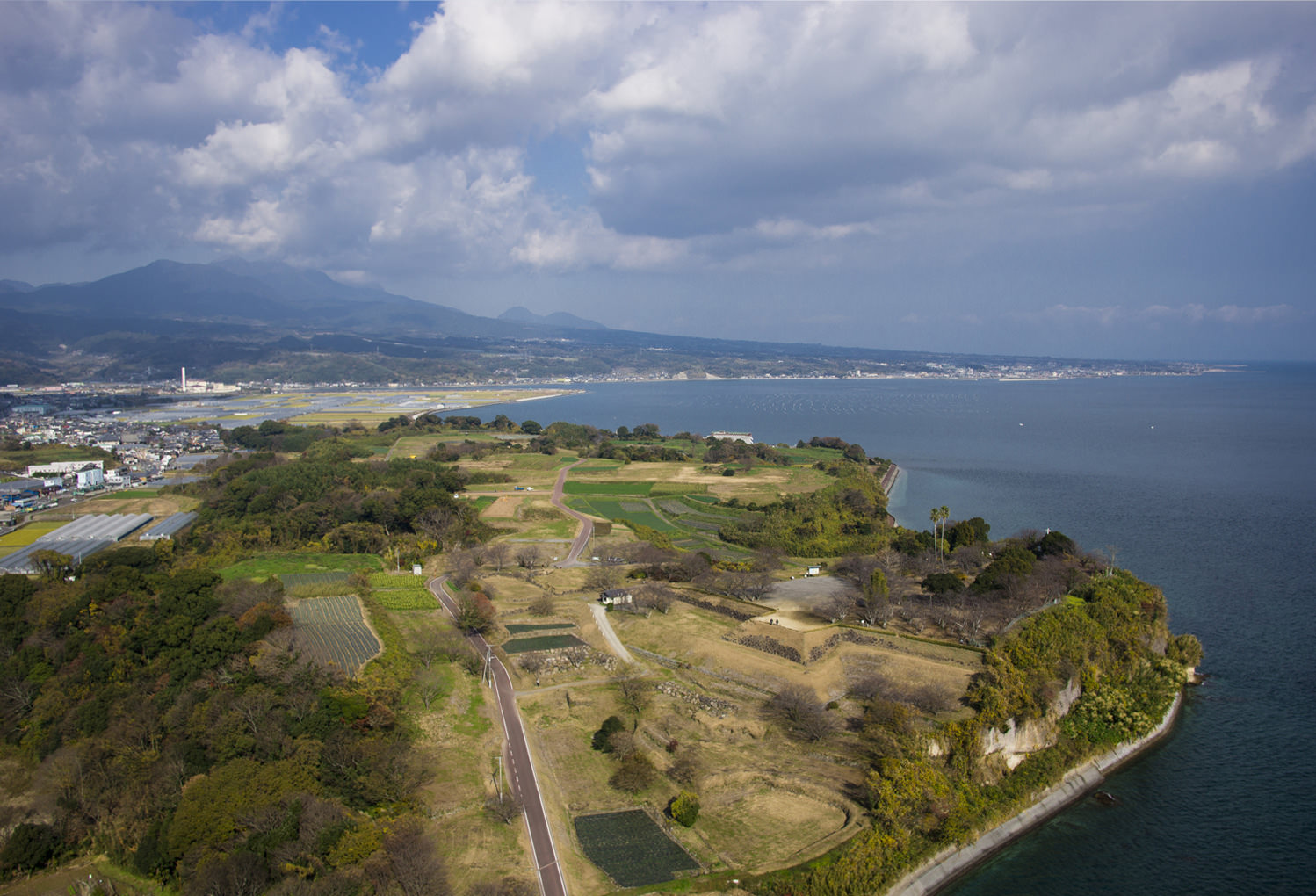 長崎と天草地方の潜伏キリシタン関連遺産：原城跡上空から島原方面をみる