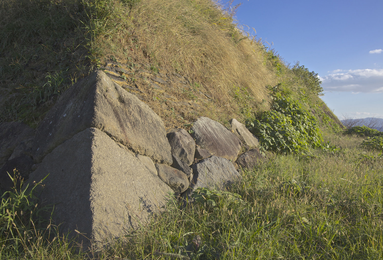 長崎と天草地方の潜伏キリシタン関連遺産：角石を外された櫓台跡